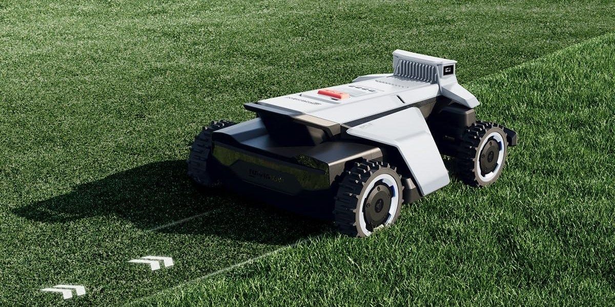 Ein Navimow-X4-Mähroboter fährt von hinten gesehen über einen frisch gemähten Rasen und hinterlässt eine helle Bahn.