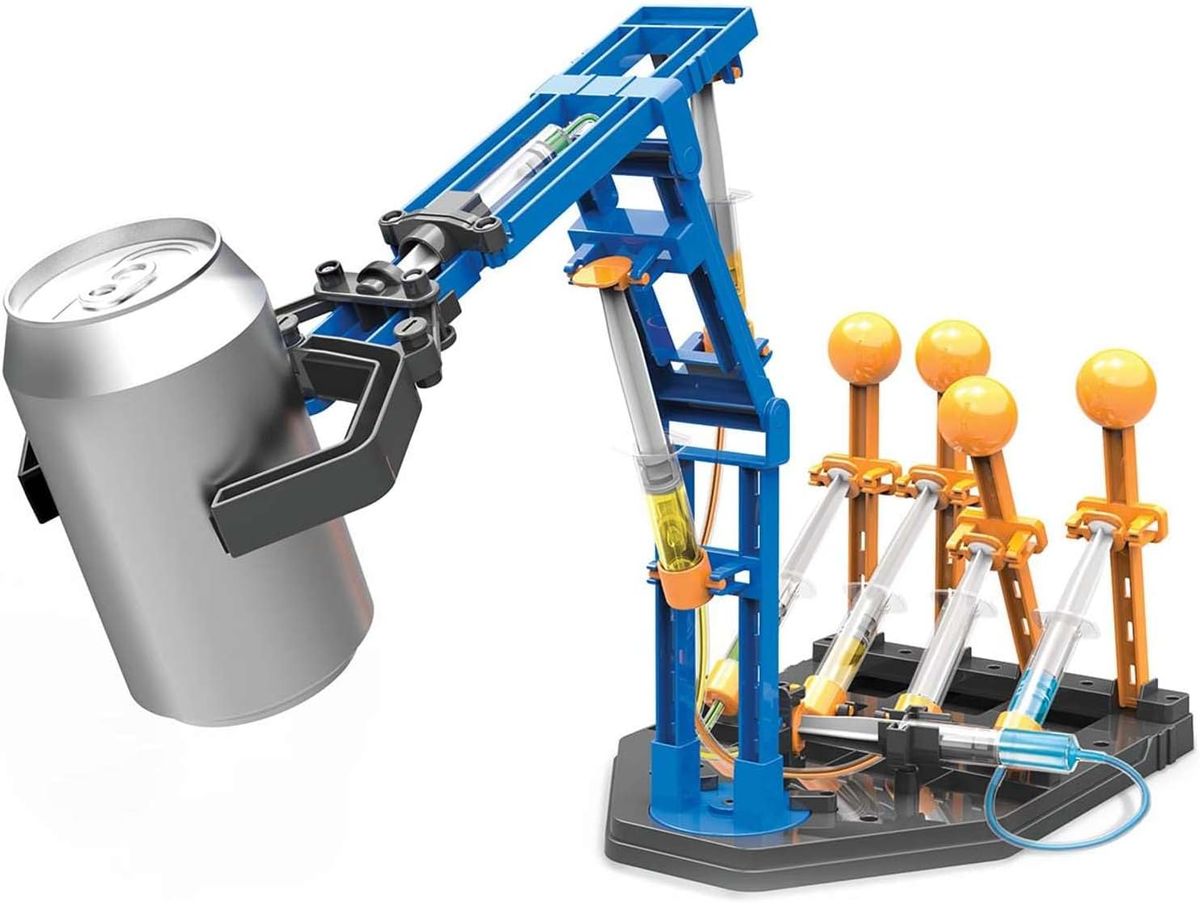 Montierter Mega Hydraulic Arm: blauer Hydraulikarm mit Greifer, der eine Getränkedose hält, gesteuert über vier orangefarbene Hebel mit Spritzen auf einer schwarzen Grundplatte.