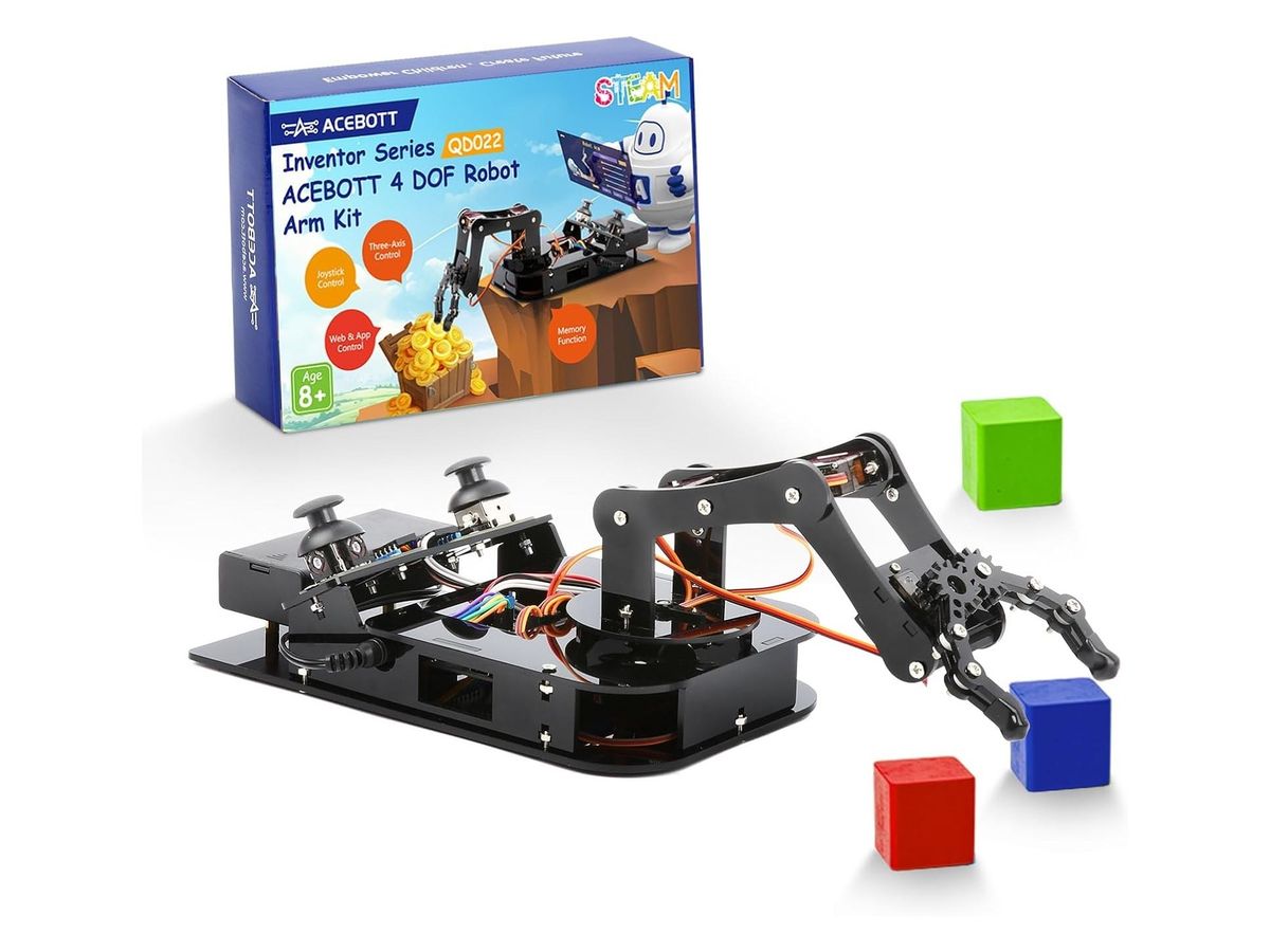 Schwarzer Roboterarm aus Acryl mit Greifer und zwei Joysticks auf dem Sockel, daneben rote, blaue und grüne Holzwürfel und dahinter die ACEBOTT-Packung „4 DOF Robot Arm Kit“.