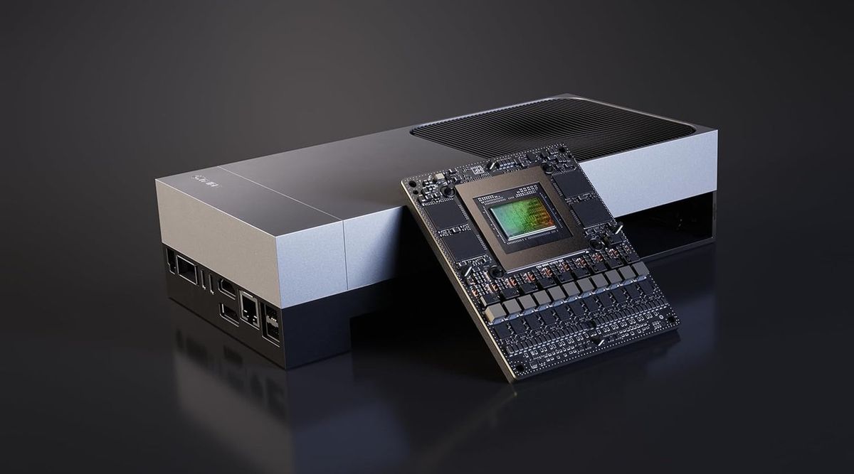 Silbergraues Gehäuse des Jetson AGX Thor Developer Kit mit dunklem Lüftergitter und Anschlussreihe, davor lehnt schräg das Rechenmodul Jetson T5000 mit grün schimmerndem Chip, umgeben von Speicherbausteinen, auf dunkel spiegelndem Untergrund