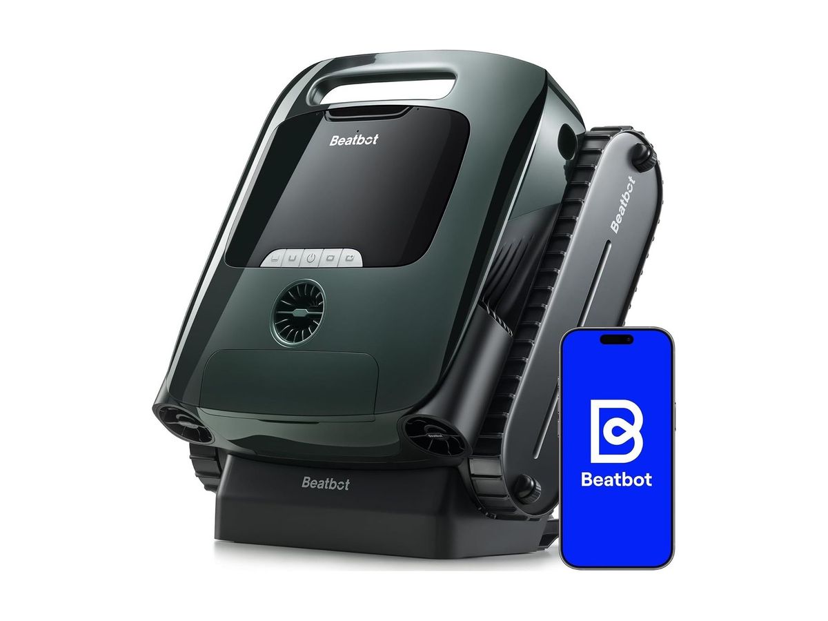Der dunkelgruene Beatbot AquaSense 2 Pro steht aufrecht auf seiner schwarzen Ladestation, daneben ein Smartphone mit Beatbot-Logo.