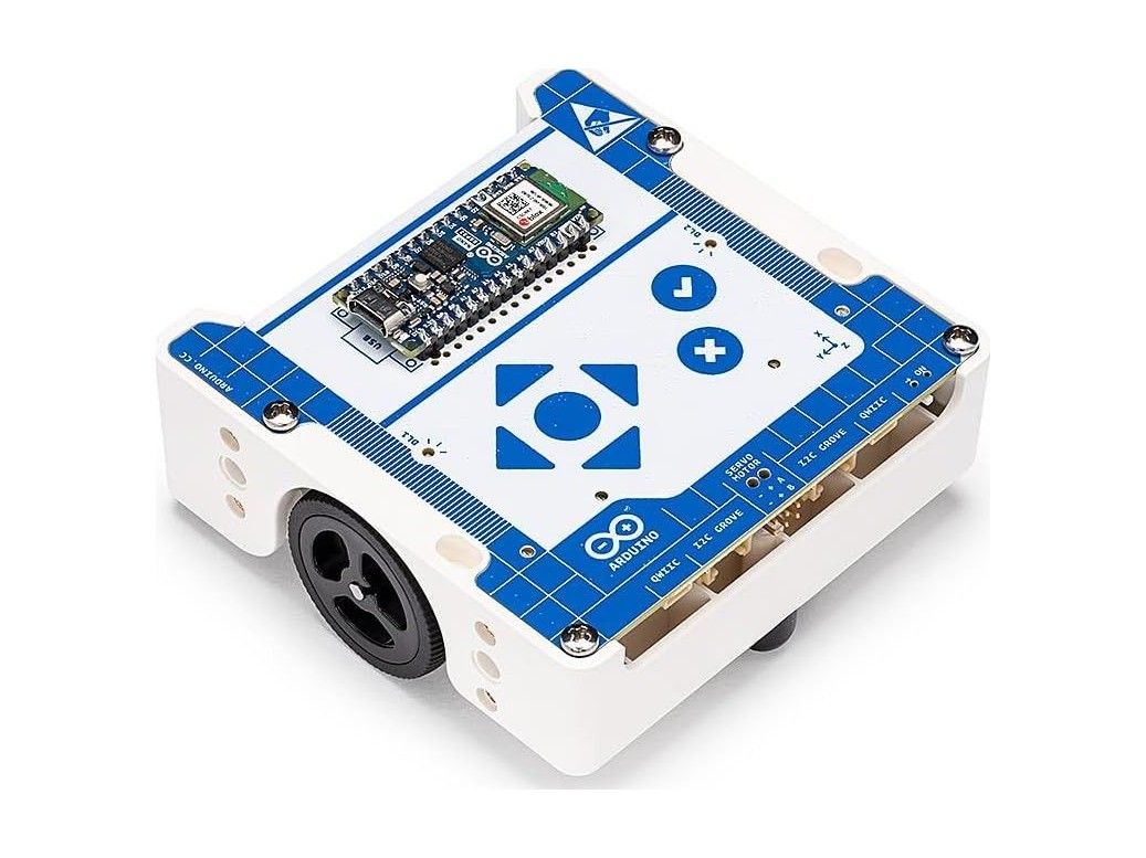 Arduino Alvik schräg von vorne mit blau-weißer Oberseite, Touch-Tasten, aufgestecktem Arduino Nano ESP32 und schwarzen Rädern.
