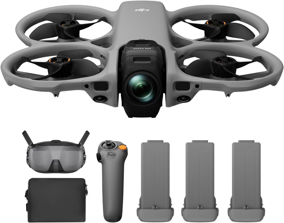 Die graue DJI Avata 360 mit Propellerschutz und großer Kamera über DJI Goggles N3, Tasche, RC Motion 3 und drei Akkus auf weißem Hintergrund.