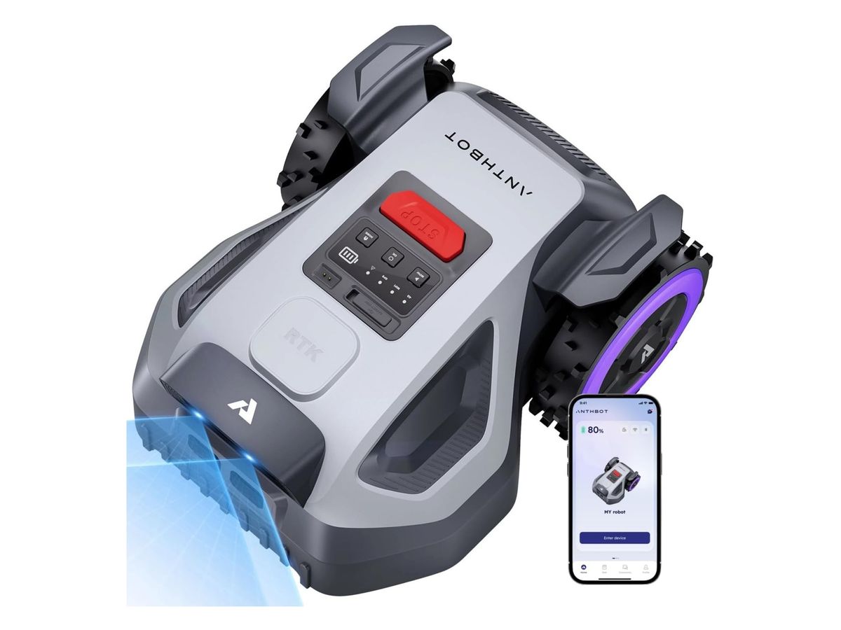 Grau-silberner Mähroboter ANTHBOT M9 schräg von oben mit RTK-Modul, rotem Stopp-Knopf und leuchtenden Frontkameras, daneben ein Smartphone mit der App.