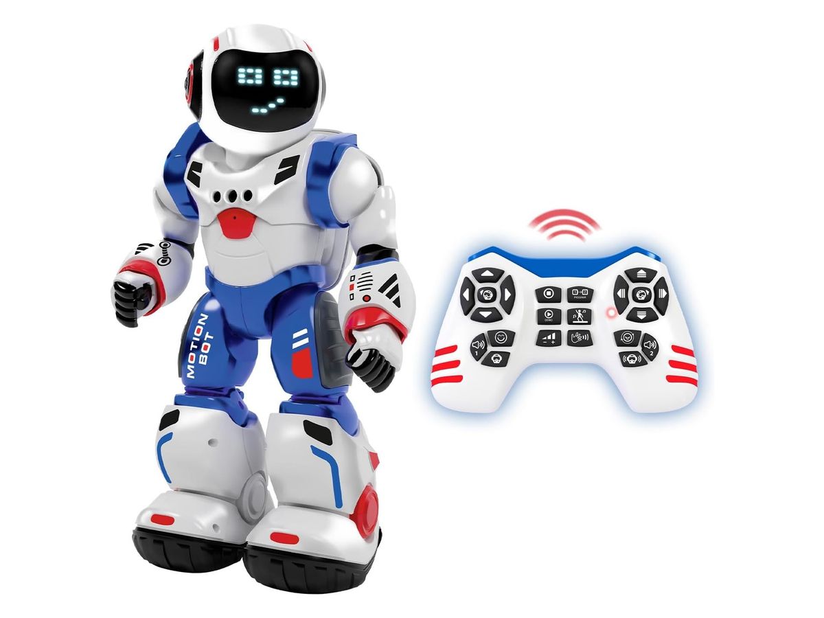 Roboter Bruce in Weiß, Blau und Rot mit Pixelgesicht, daneben die weiße Gamepad-Fernbedienung