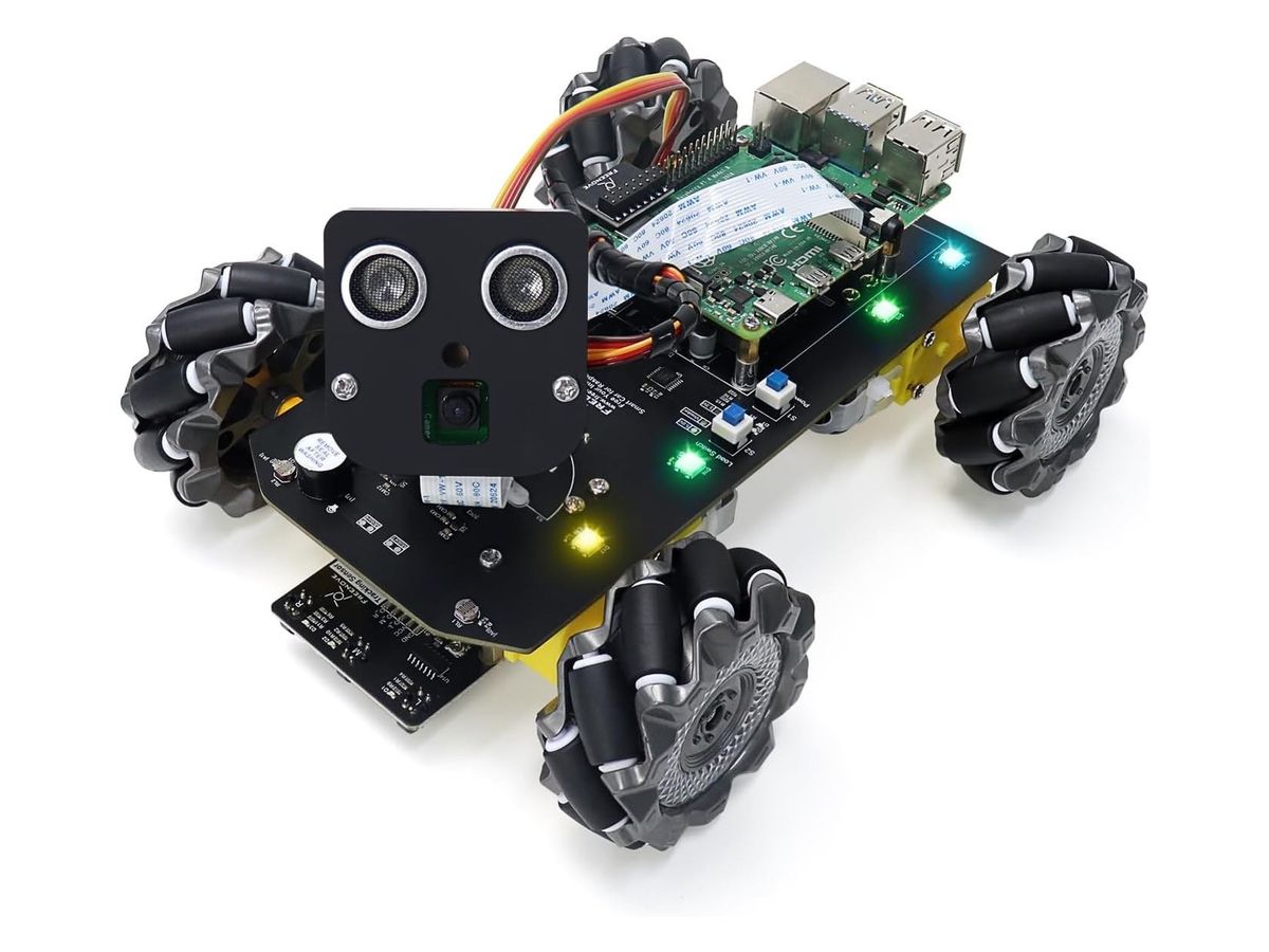 Roboterauto mit vier Mecanum-Rädern, Raspberry Pi auf der Platine, Kamera und Ultraschallsensor in einem schwarzen Kopf vorn und leuchtenden LEDs.