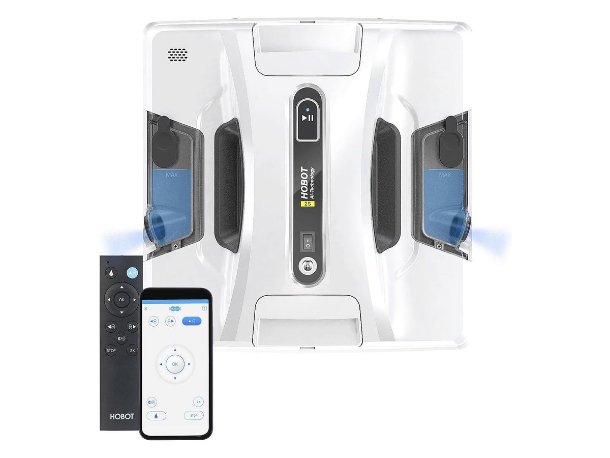 Weißer, quadratischer HOBOT-2S von vorn mit zwei blau gefüllten Sprühtanks an den Seiten, davor eine schwarze Fernbedienung und ein Smartphone mit der Steuer-App.