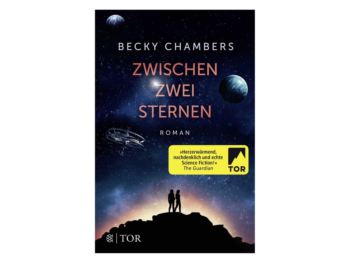 Buchcover „Zwischen zwei Sternen“ von Becky Chambers: Sternenhimmel mit Planeten und einer ringförmigen Raumstation, unten zwei Gestalten als Silhouette auf einem Hügel vor hellem Horizont, gelber Zitat-Aufkleber des Guardian, Verlagslogo Tor