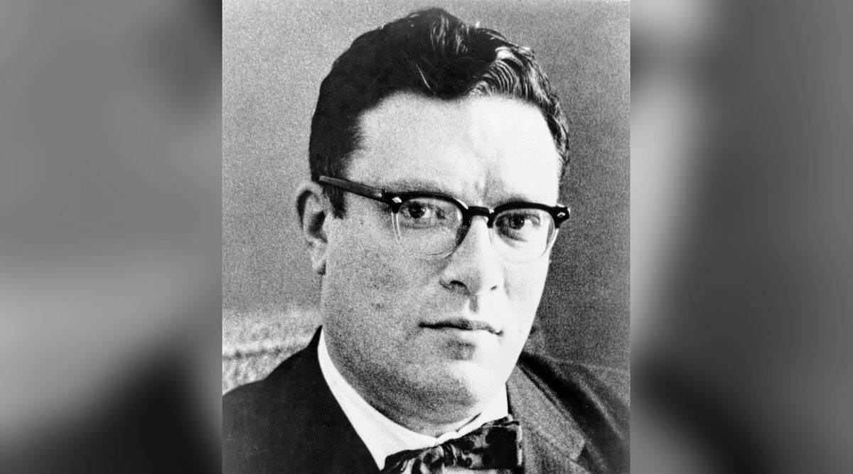 Schwarz-Weiß-Porträt von Isaac Asimov mit Hornbrille, gemusterter Fliege und dunklem Sakko