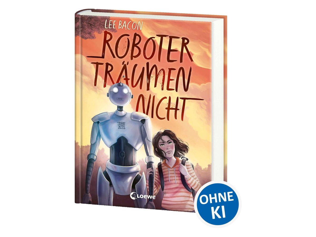 Buchcover „Roboter träumen nicht“ von Lee Bacon: ein silberner humanoider Roboter und ein Mädchen mit Rucksack vor orange-rotem Abendhimmel, Loewe-Logo, blauer Rundbutton „Ohne KI“