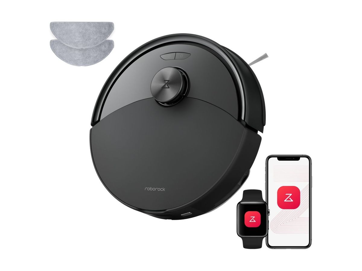 Schwarzer Roborock Q10 S5 Saugroboter von oben, daneben zwei zusätzliche Wischtücher des Sets sowie Smartphone und Smartwatch mit Roborock-App.