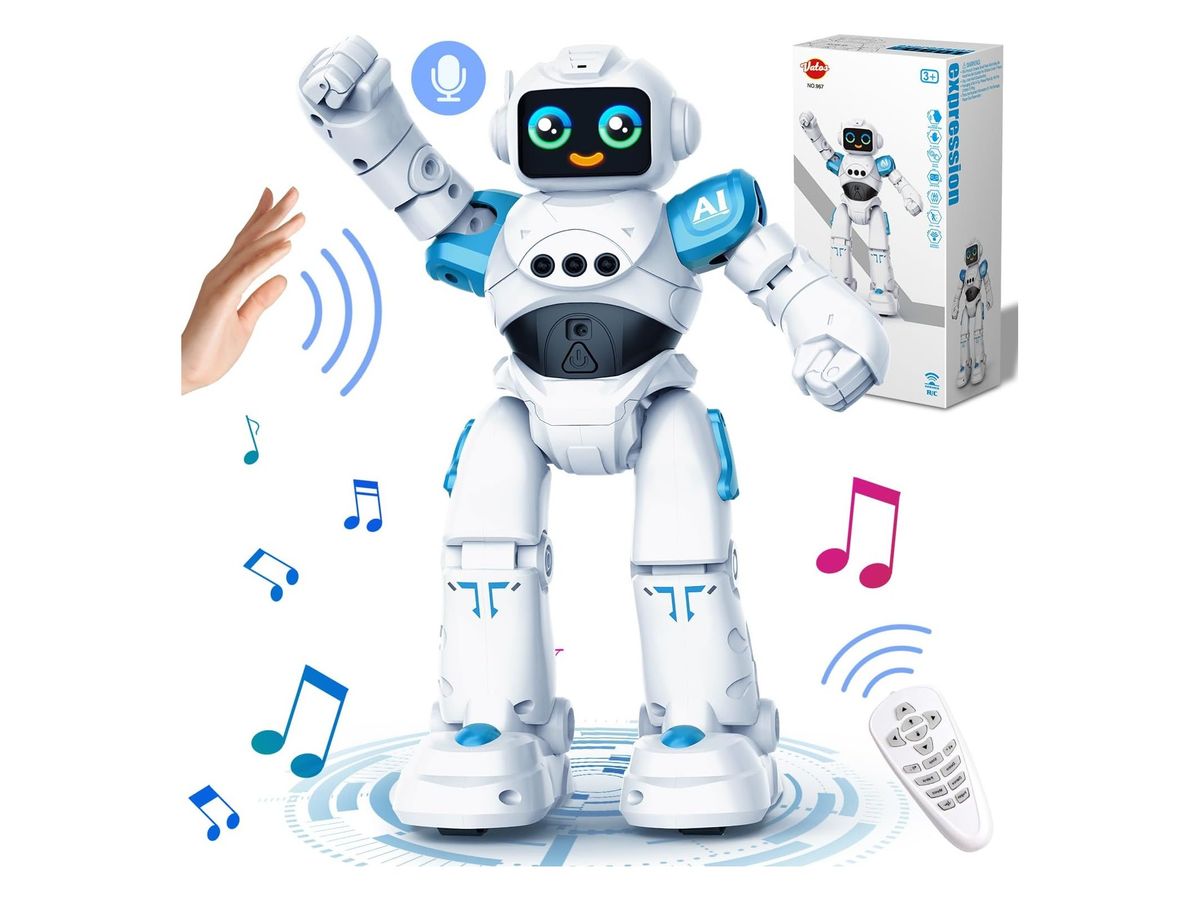 Weiß-blauer Spielroboter mit Bildschirmaugen und erhobenem Arm, dahinter die Verpackung, rechts unten eine weiße Fernbedienung