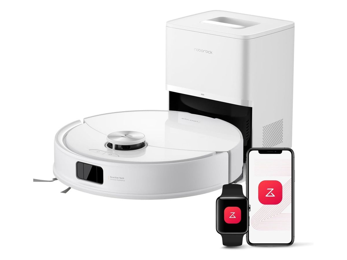 Der weiße Roborock Q10 S5+ vor seiner hohen weißen Absaugstation, daneben Smartwatch und Smartphone mit der Roborock-App.