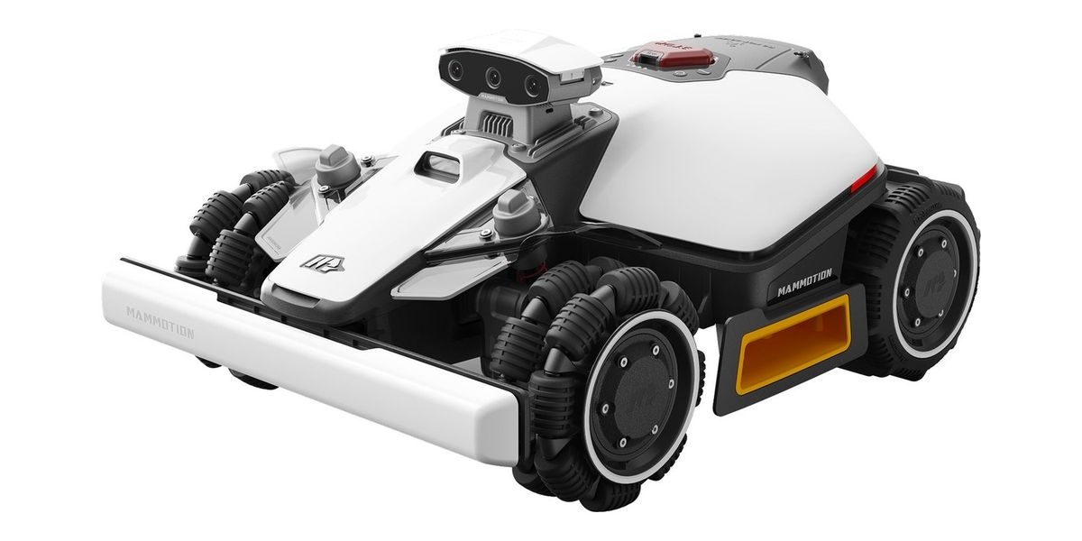 Weißer Allrad-Mähroboter Mammotion LUBA mini 2 AWD schräg von vorn, mit erhöhtem Modul aus drei Kameras, weißem Frontstoßfänger und Stollenrädern