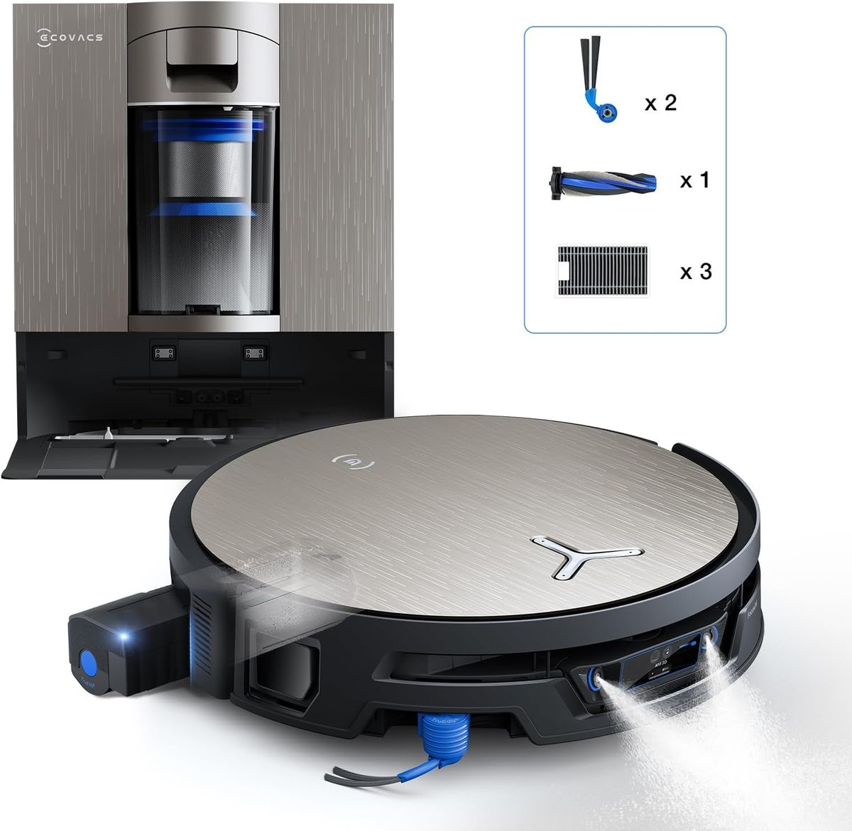 Der champagnerfarbene ECOVACS DEEBOT X12S sprüht mit zwei Düsen Wasser nach vorn und schiebt seine Walze seitlich aus; dahinter die Station mit transparentem Zyklon-Behälter, daneben Ersatzbürsten und Filter.