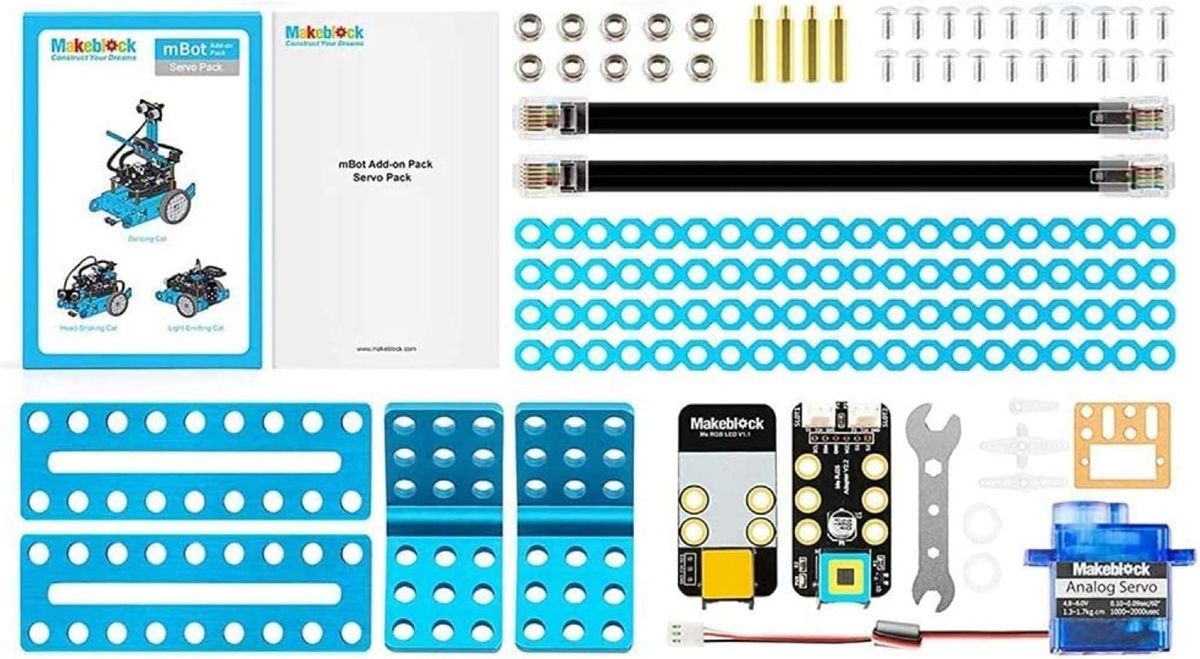 Ausgebreiteter Lieferumfang des mBot Servo Pack mit Anleitung, blauen Aluminiumteilen, Gliederketten, RJ25-Kabeln, RGB-LED-Modul, Adapter, Schraubenschlüssel und Mikroservo.