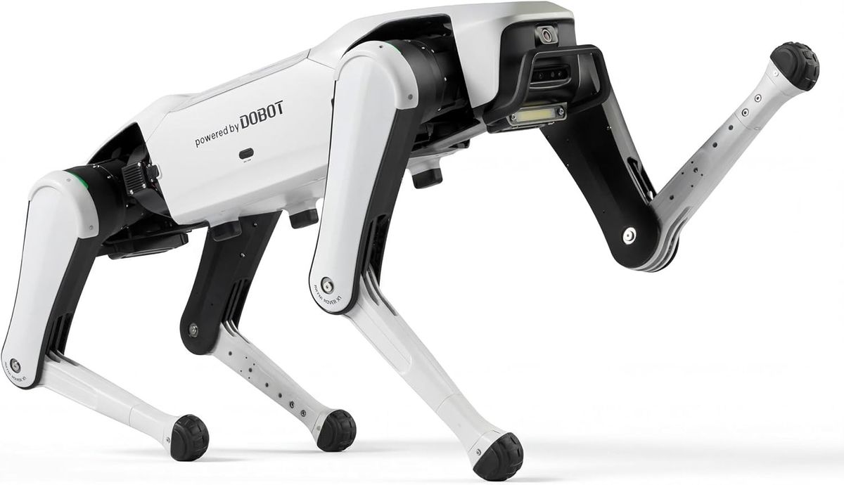 Weißer vierbeiniger Roboterhund Rover X1 mit Aufdruck „powered by DOBOT“, ein Vorderbein angehoben, vor weißem Hintergrund