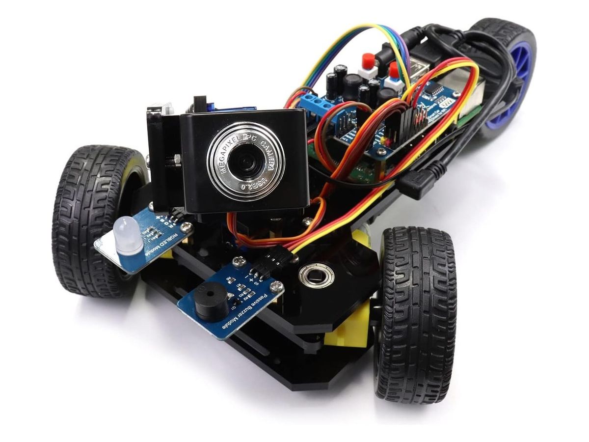 Dreirädriges Roboterauto aus schwarzem Acryl mit Kamera und RGB-LED-Modul an der Front, darüber die Steuerplatine mit bunten Kabeln.