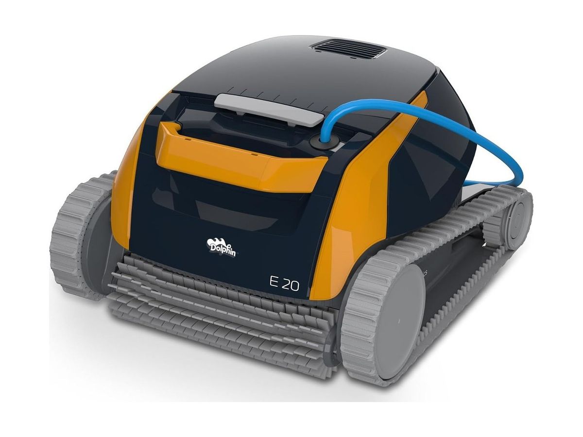 Schwarz-orangefarbener Poolroboter Dolphin E20 mit blauem Kabel und grauer Bürstenwalze auf weißem Hintergrund.
