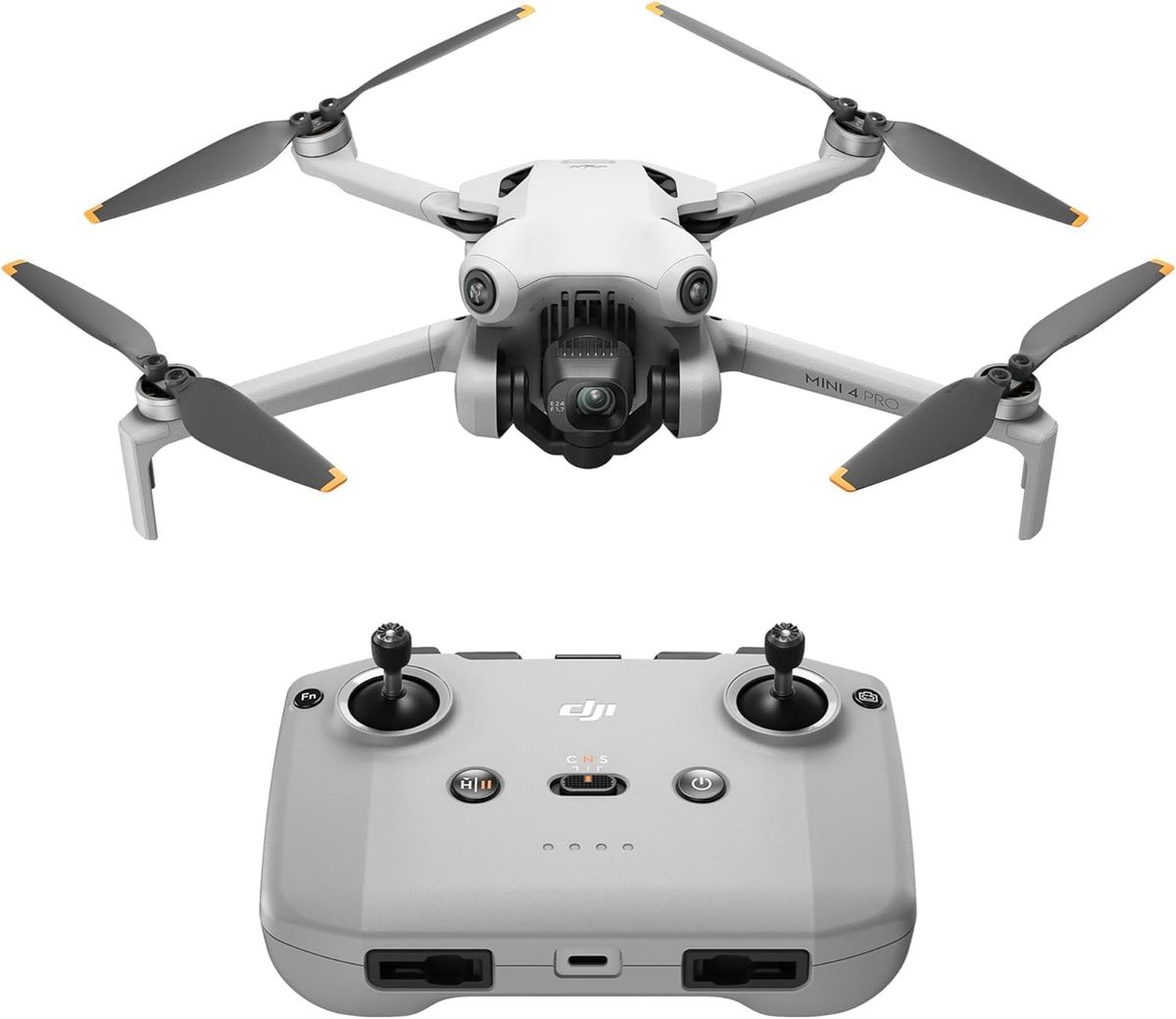 Hellgraue DJI Mini 4 Pro mit ausgeklappten Propellern über der Fernsteuerung DJI RC-N2 auf weißem Hintergrund.