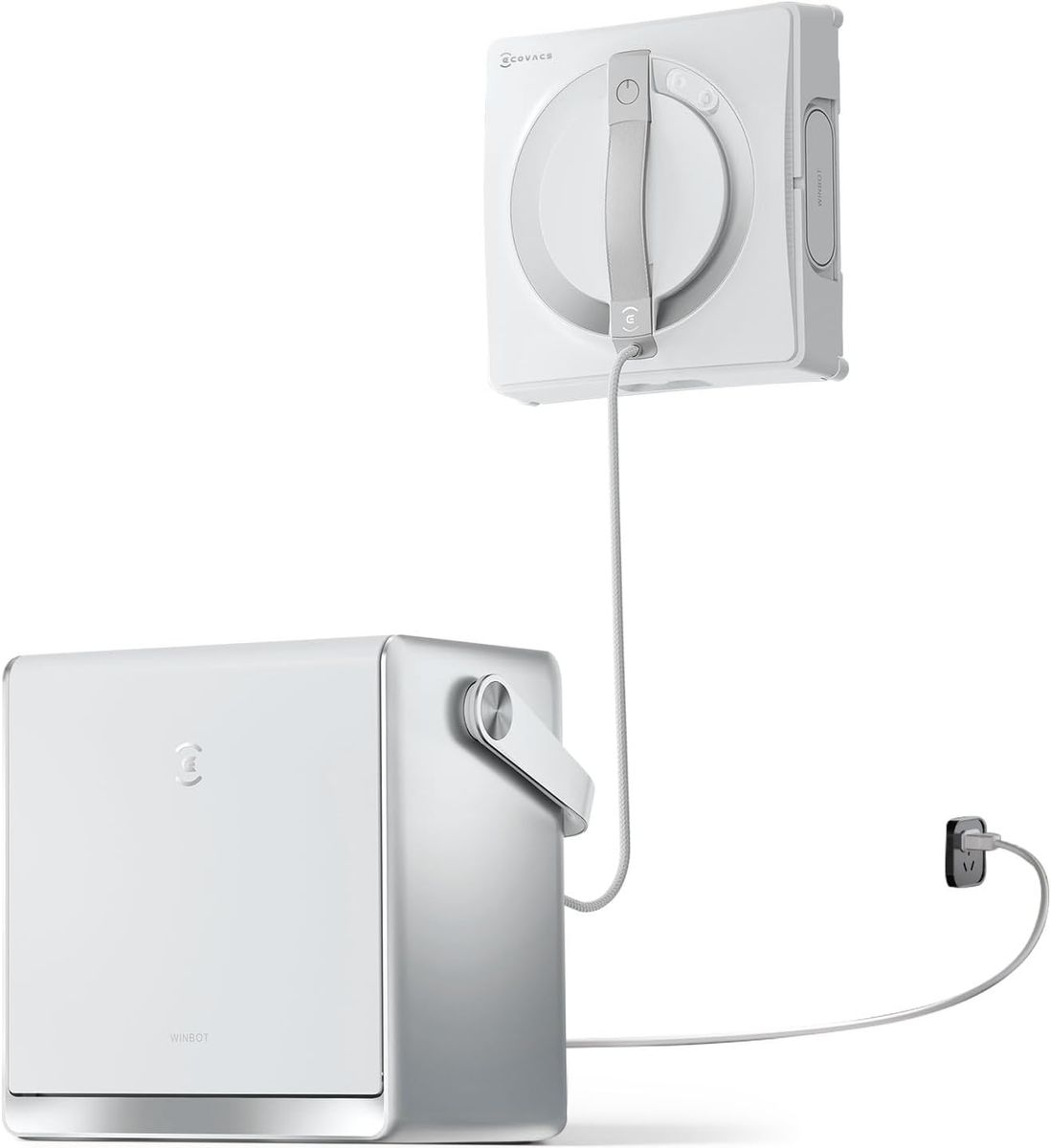 Weißer WINBOT W2 PRO OMNI an der Scheibe, per geflochtenem Kabel mit der silbern-weißen Station mit Tragegriff verbunden, die an einer Steckdose hängt.
