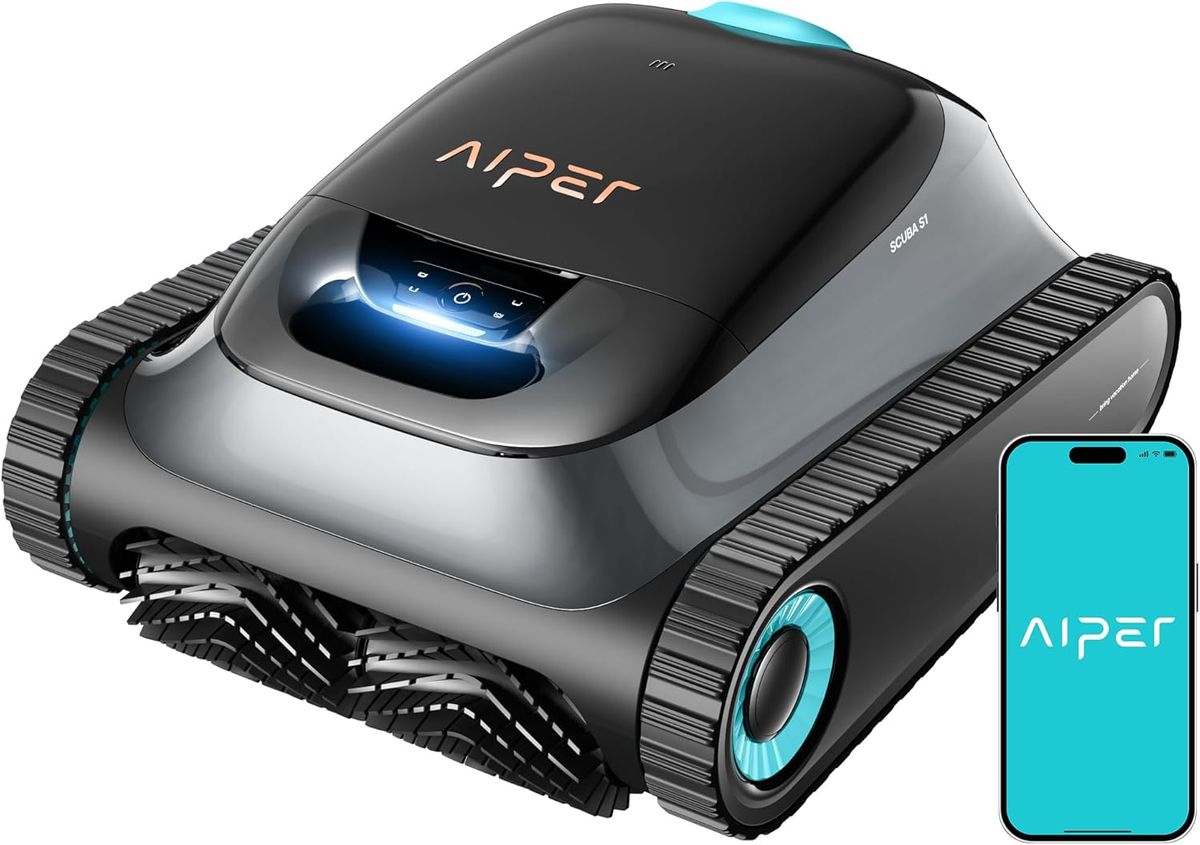 Grauer Aiper Scuba S1 mit Raupenketten, Walzenbürsten und beleuchtetem Bedienfeld schräg von vorn, daneben ein Smartphone mit Aiper-Logo.