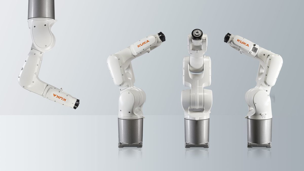 Vier weiße KUKA-Kleinroboter vom Typ KR AGILUS vor hellgrauem Hintergrund, einer hängend an der Decke montiert, drei stehend aus verschiedenen Blickwinkeln
