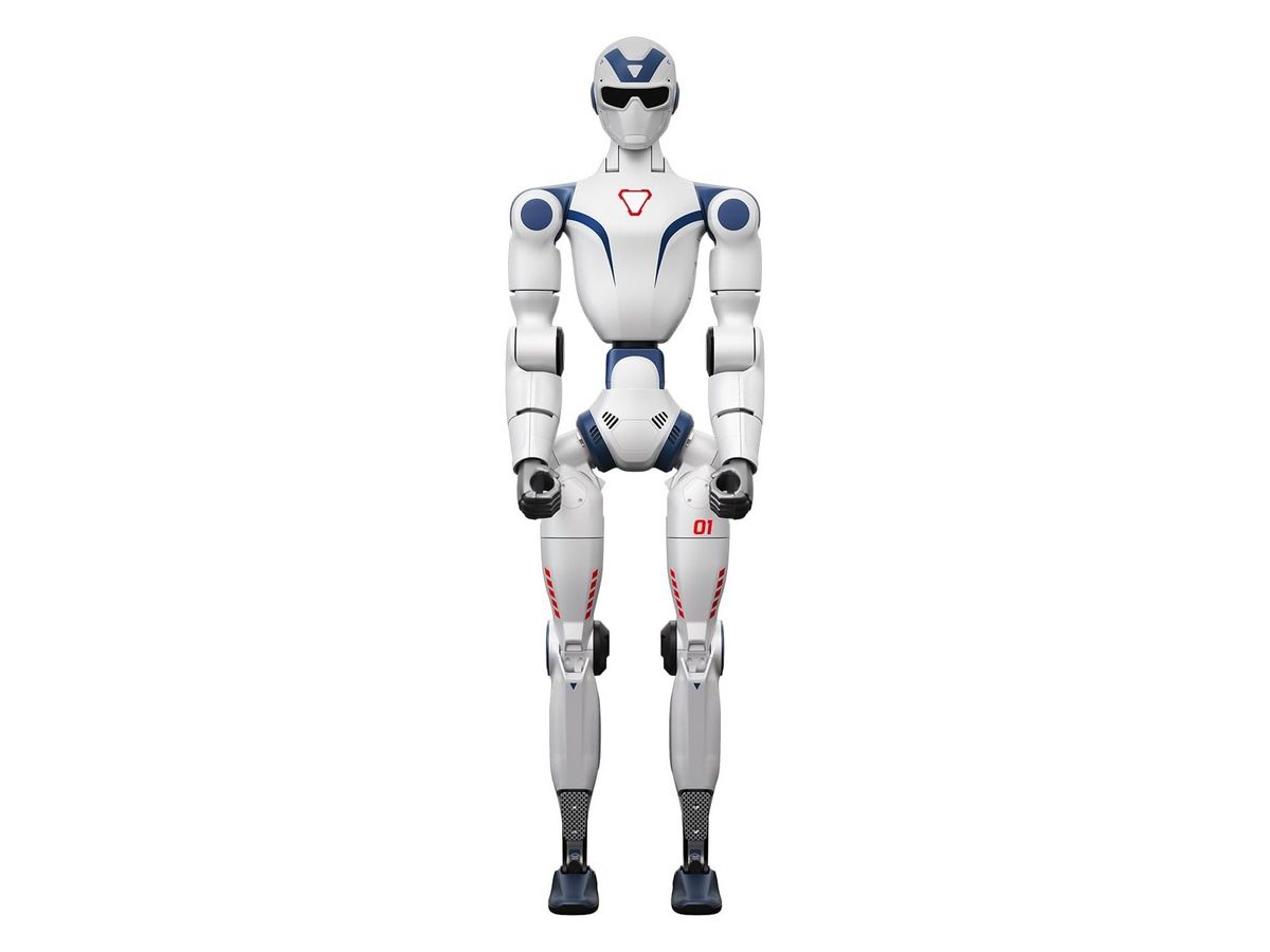 Weißer humanoider Roboter Unitree R1 steht frontal, mit dunklem Visier, dunkelblauen Schulter- und Hüftgelenken und roter Aufschrift 01 am Oberschenkel.