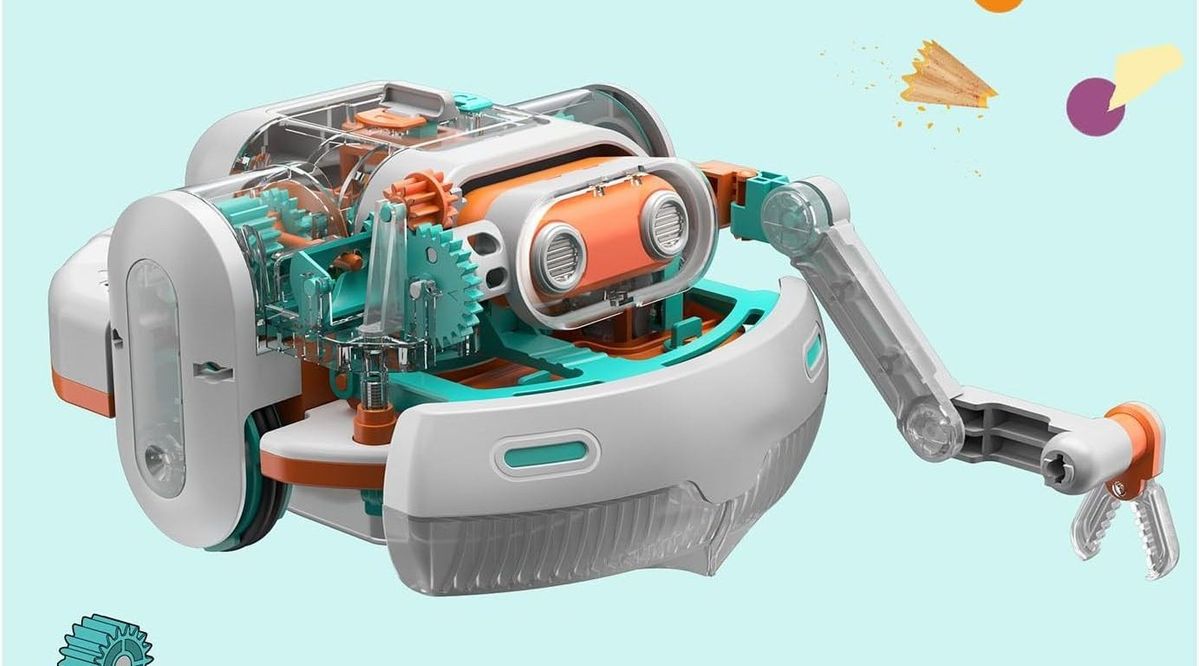 Aufgebauter Roboter-Bausatz KOSMOS Dusty mit transparentem Gehäuse, türkisen und orangefarbenen Zahnrädern, orangefarbenem Gesicht mit zwei runden Augen und seitlich ausgestrecktem Greifarm vor hellem Türkis, daneben gezeichnete Spitzerreste und ein Zahnrad