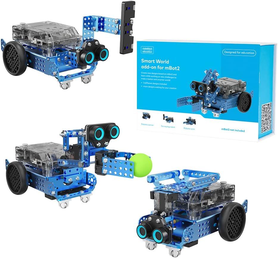 Die drei mit dem Add-on gebauten Roboterformen und die blau-weiße Verpackung des Smart World Add-on Packs vor weißem Hintergrund