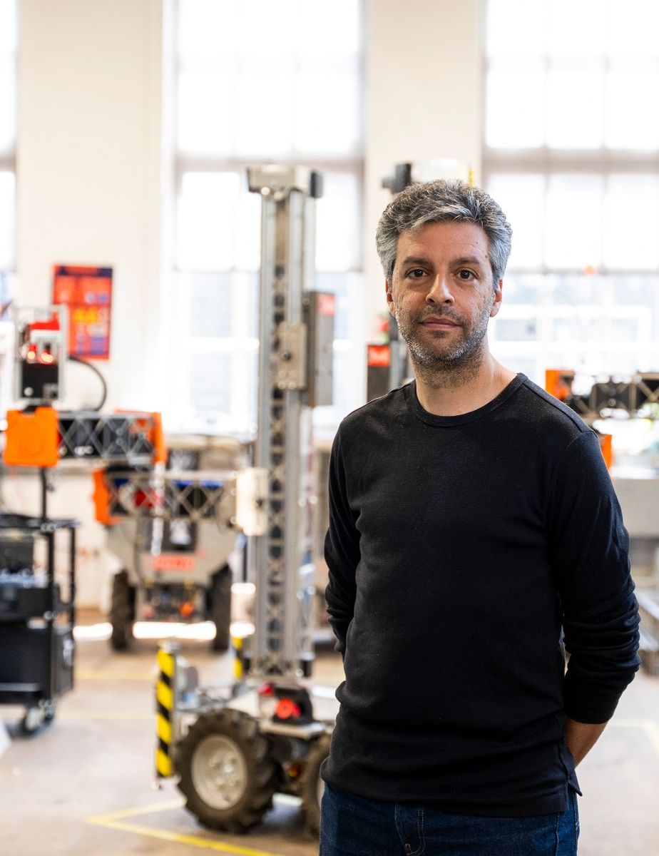 Salar al Khafaji, Mitgründer und CEO von Monumental, in der Amsterdamer Werkstatt
