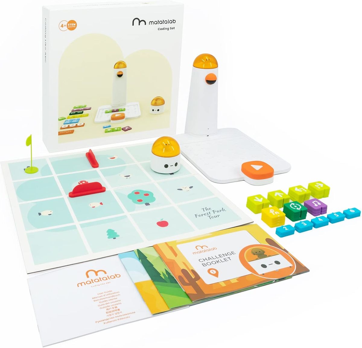 Matatalab Coding Set mit Kameraturm, weißem Steuerboard, orangefarbenem Startknopf, farbigen Codierblöcken, Roboter, Spielplan und Aufgabenheften