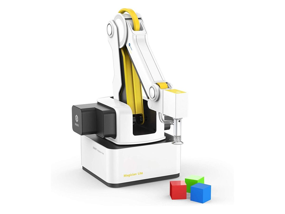 Weiß-gelber Desktop-Roboterarm Dobot Magician Lite mit Saugnapf am Arm, daneben ein roter, ein grüner und ein blauer Würfel