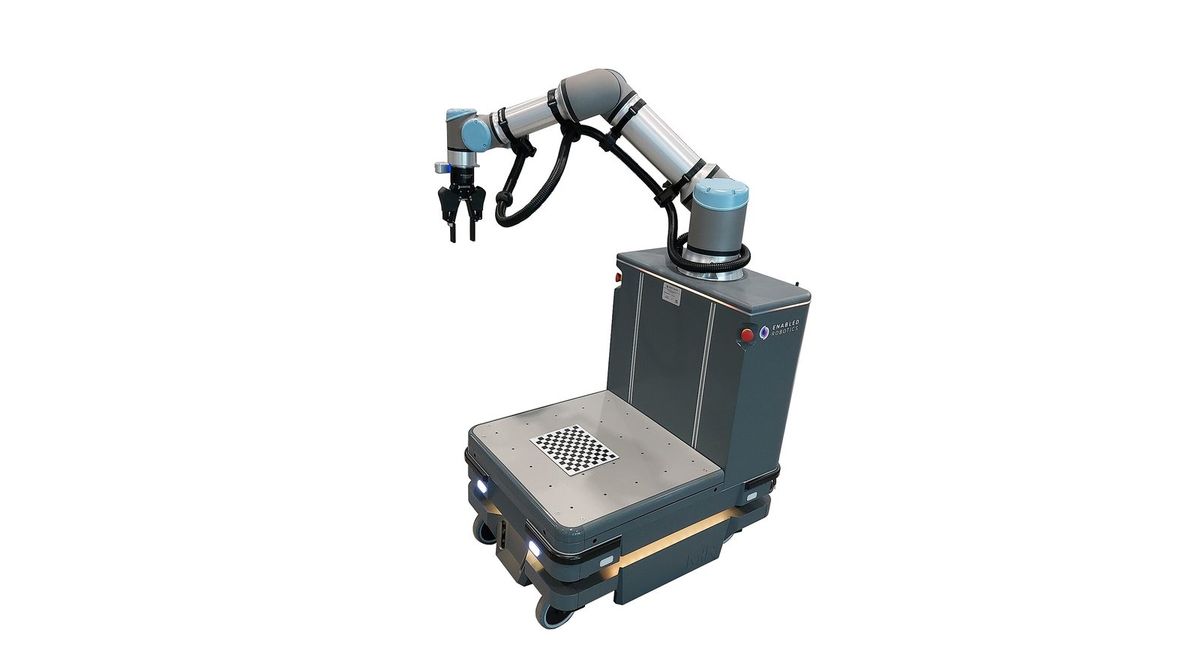 Freigestellter mobiler Manipulator auf weißem Grund: ein grauer Roboterarm von Universal Robots mit hellblauen Gelenkkappen und schwarzem Zweifingergreifer, montiert auf einem dunkelgrauen Aufbau mit Not-Aus-Taster und der Aufschrift Enabled Robotics, darunter eine flache fahrerlose MiR-Plattform mit Schachbrettmarker auf der Ladefläche