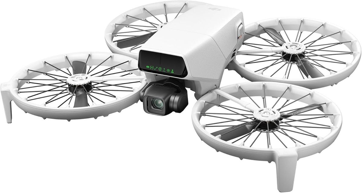 Weiße DJI Flip mit vier runden Speichen-Propellerschützern und Kamera-Gimbal schräg von vorne vor weißem Hintergrund.