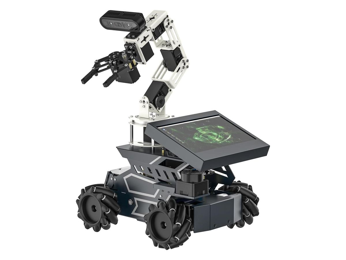 Fahrender Roboter mit Mecanum-Rädern, dunkelgrauem Metallchassis, schräg montiertem Touchscreen und weiß-schwarzem Greifarm mit aufgesetzter Tiefenkamera auf weißem Grund.