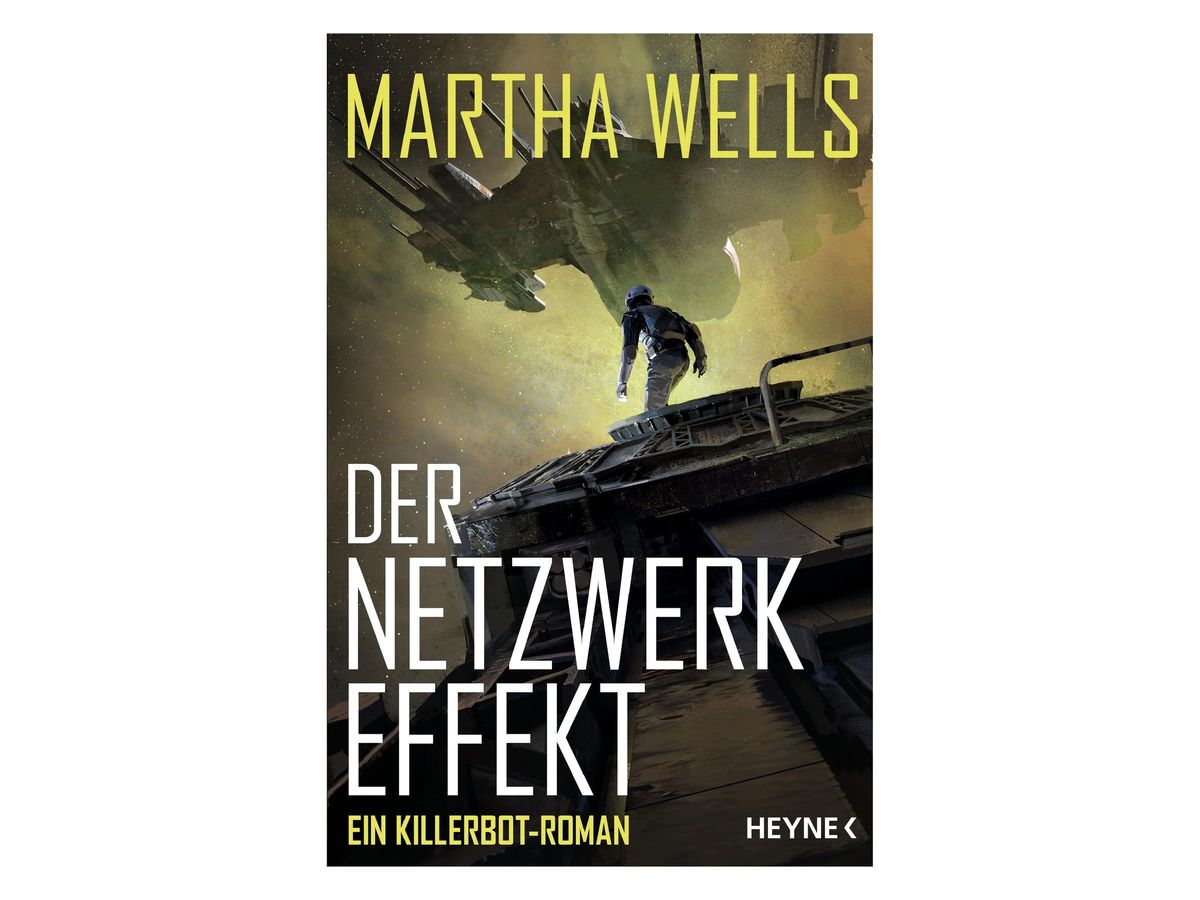Buchcover „Der Netzwerkeffekt“ von Martha Wells: eine Gestalt in Rüstung steht auf der Kante einer Plattform, darüber schwebt ein großes Raumschiff im grünlichen Dunst, Untertitel „Ein Killerbot-Roman“, Verlagslogo Heyne