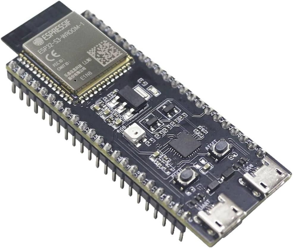 Schwarze Platine des ESP32-S3-DevKitC-1 schräg von oben mit ESP32-S3-WROOM-1-Modul, RGB-LED, BOOT- und RESET-Taster sowie zwei Micro-USB-Buchsen.