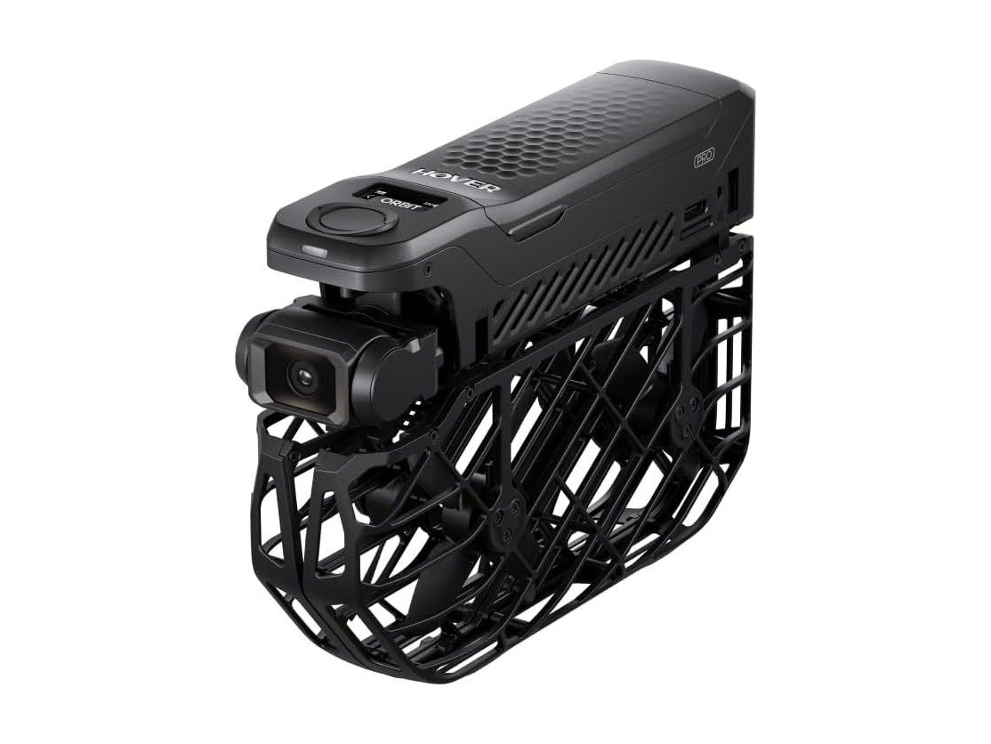 Schwarze HOVERAir X1 PRO im zusammengeklappten Zustand mit Kamera, Display-Taste und Gitter-Propellerschutz.