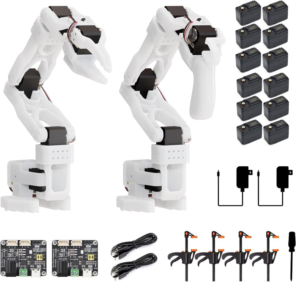 Zwei weiße SO-ARM101-Arme, links mit Greifer und rechts mit Handgriff, daneben zwölf schwarze Servos, Netzteile, Adapterplatinen, Kabel und Schraubzwingen.