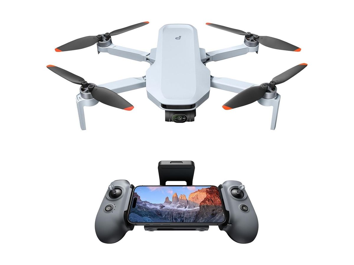 Hellgraue Potensic ATOM 2 mit ausgeklappten Armen und orange markierten Propellern über der grauen Fernsteuerung mit eingespanntem Smartphone.