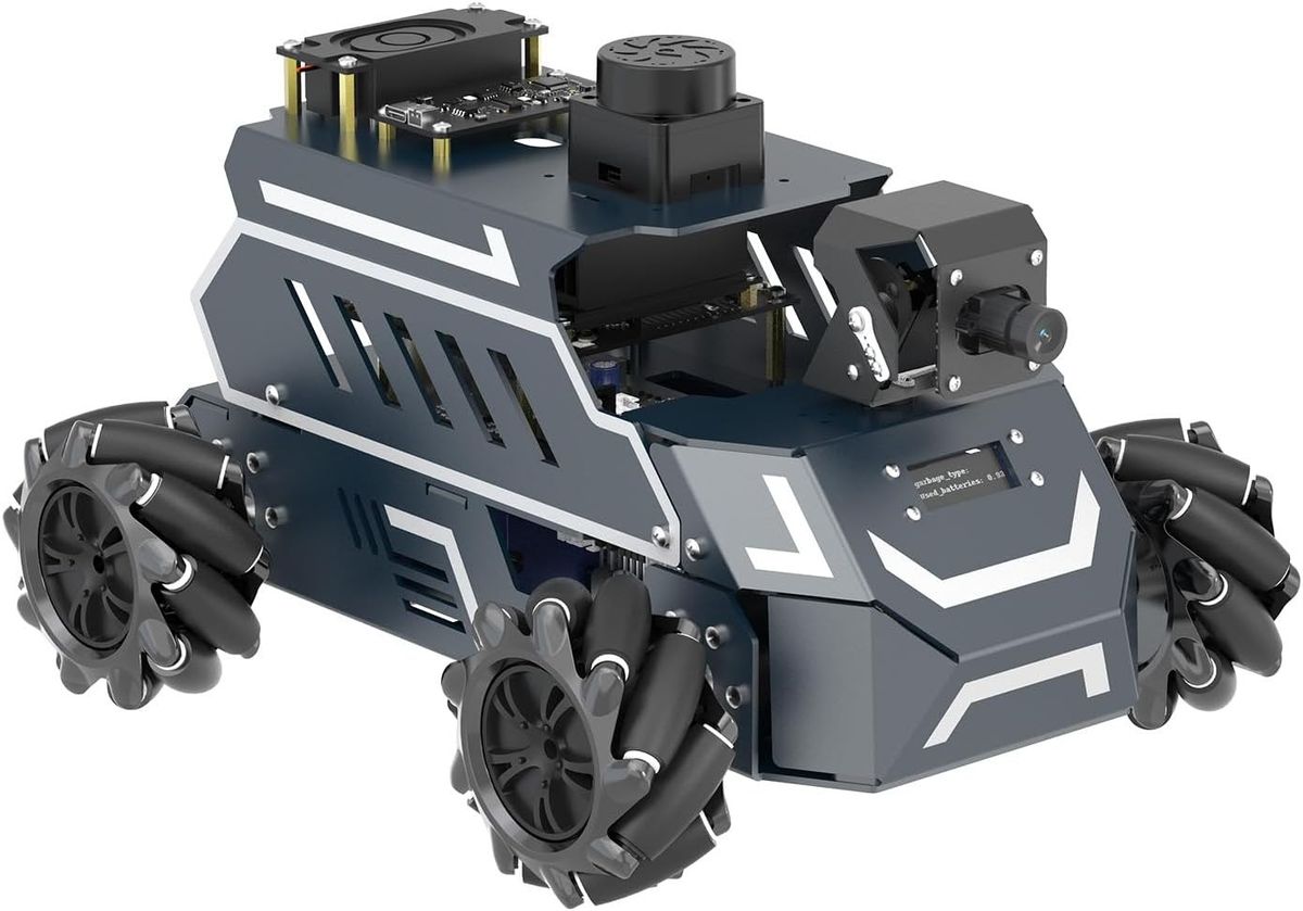 Dunkelgraues Roboterfahrzeug ROSMASTER M1 mit vier Mecanum-Rädern, Lidar-Turm und Kamera auf dem Dach, schräg von vorn auf weißem Grund.