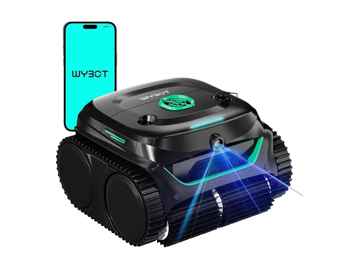 Der schwarze WYBOT C2 Vision mit gruenen Akzenten in Schraegansicht, vorne leuchtet der Kamerastrahl, dahinter ein Smartphone mit WYBOT-Logo.