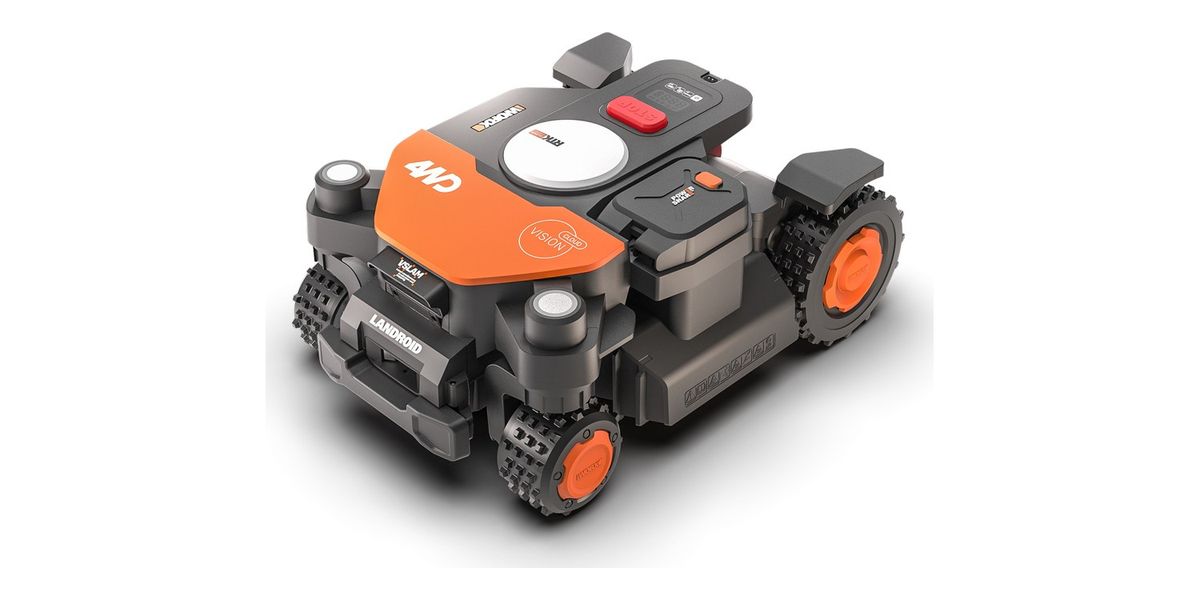 Grau-orangefarbener Allrad-Mähroboter Worx Landroid Vision Cloud 4WD schräg von vorn, mit Stollenreifen, RTK-Antenne auf dem Gehäuse und Kameramodul an der Front