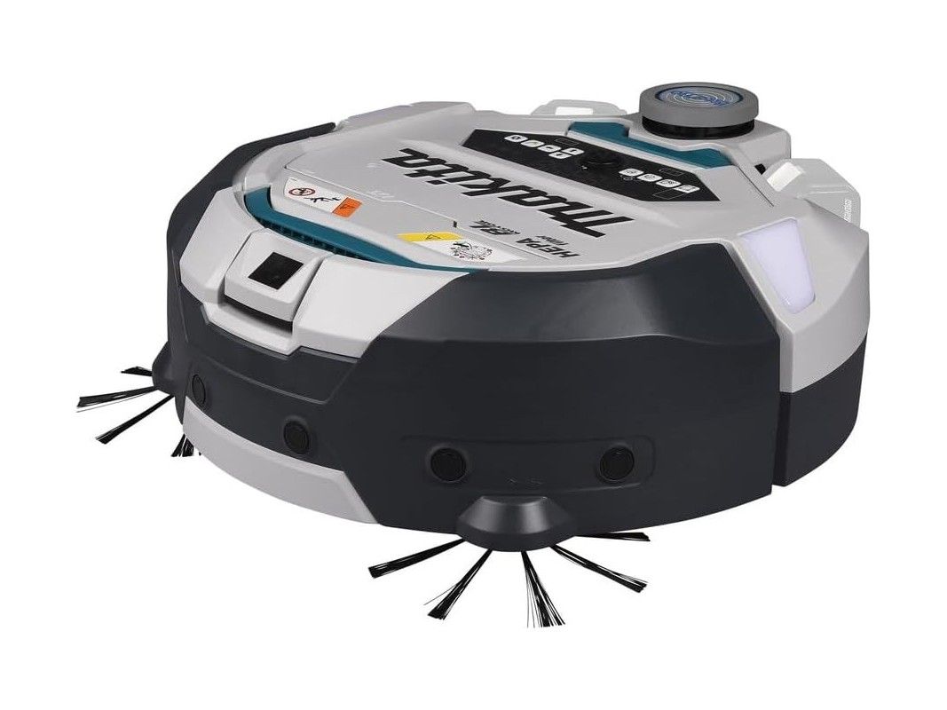 Der Makita DRC300 von schräg vorne mit grau-schwarzem Gehäuse, Bedienfeld, LiDAR-Kuppel und zwei Seitenbürsten.