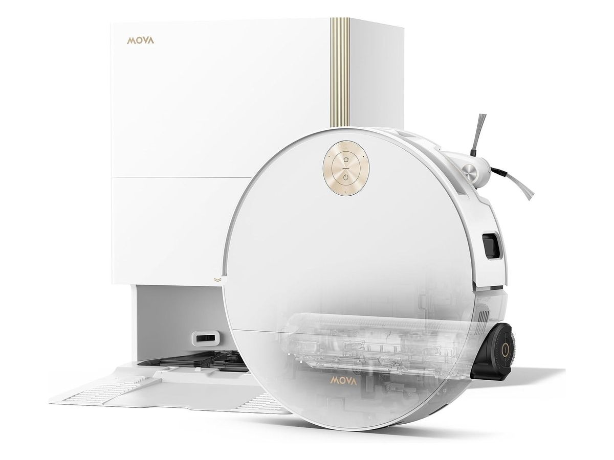 Der weiße MOVA S70 Ultra Roller mit transparent dargestellter Wischwalze und ausgeschwenkter Seitenbürste vor seiner weißen Station mit goldenen Zierstreifen.