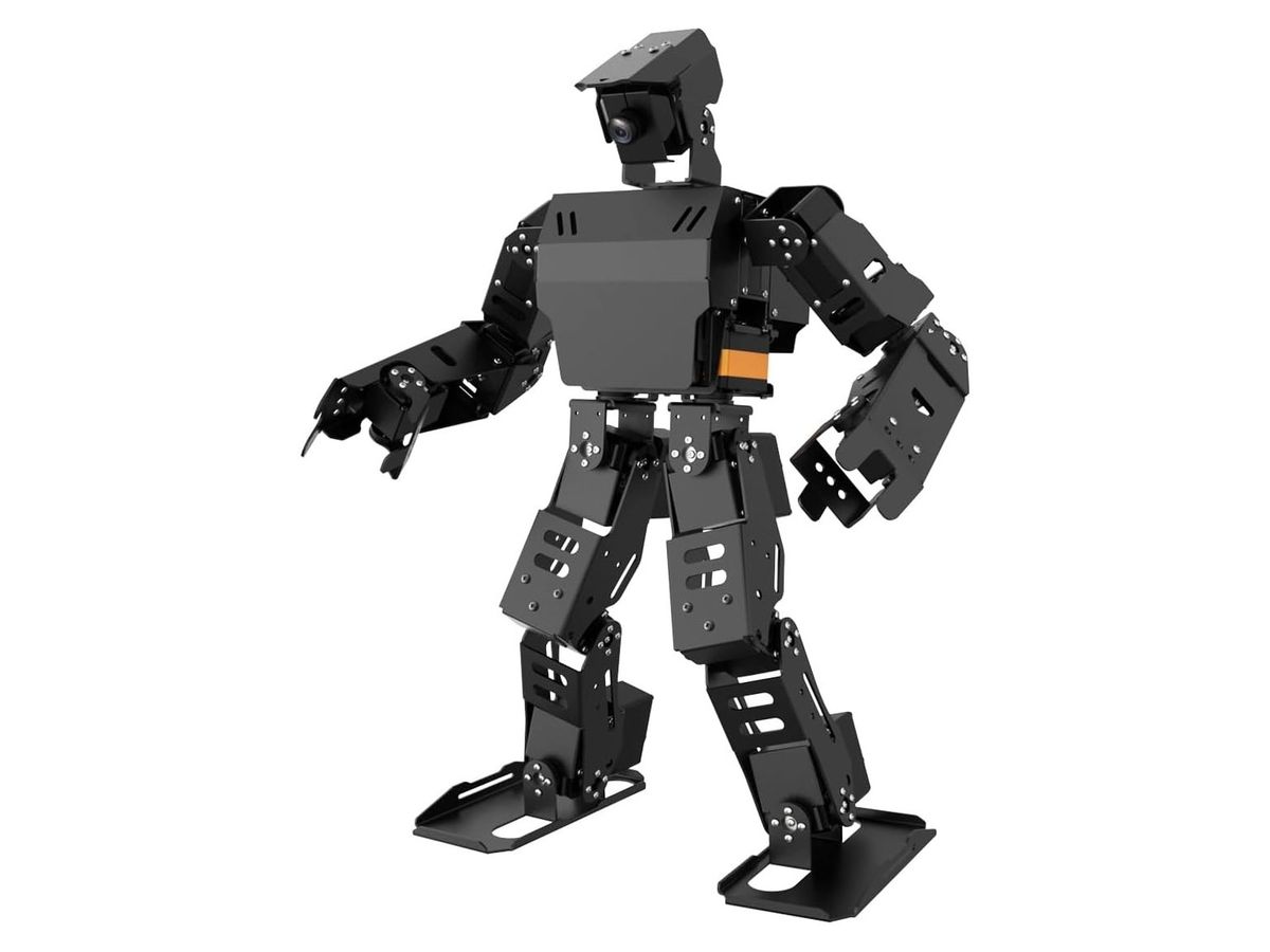 Schwarzer zweibeiniger Humanoid-Roboter aus Aluminiumblechen mit Kamera im Kopf und orangefarbenem Servo an der Schulter, schräg von vorn.