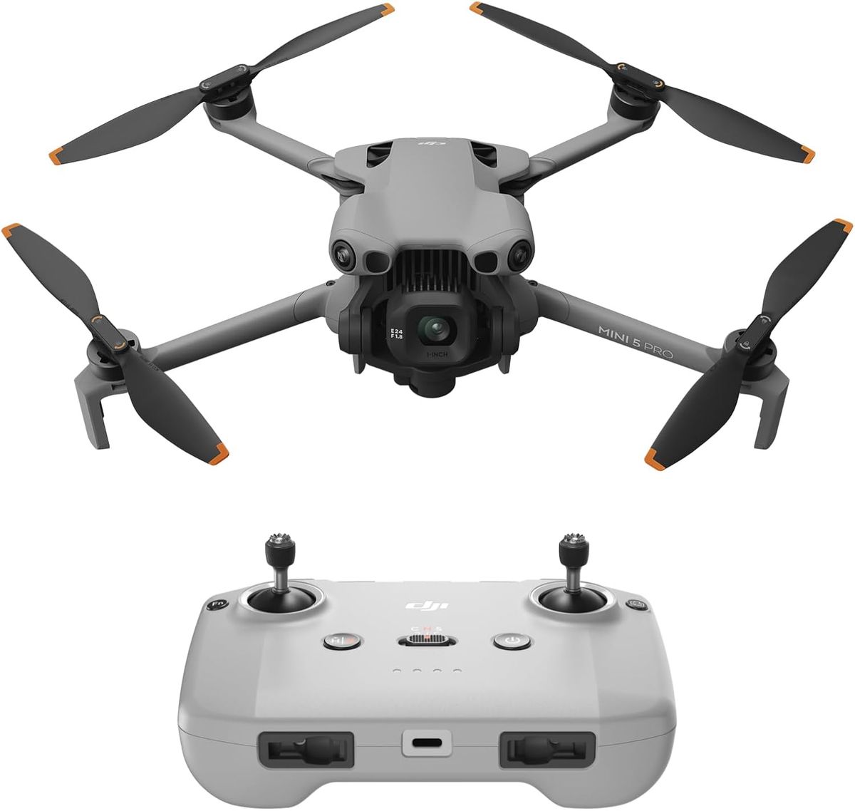 Graue DJI Mini 5 Pro mit ausgeklappten Propellern über der hellgrauen Fernsteuerung DJI RC-N3 auf weißem Hintergrund.