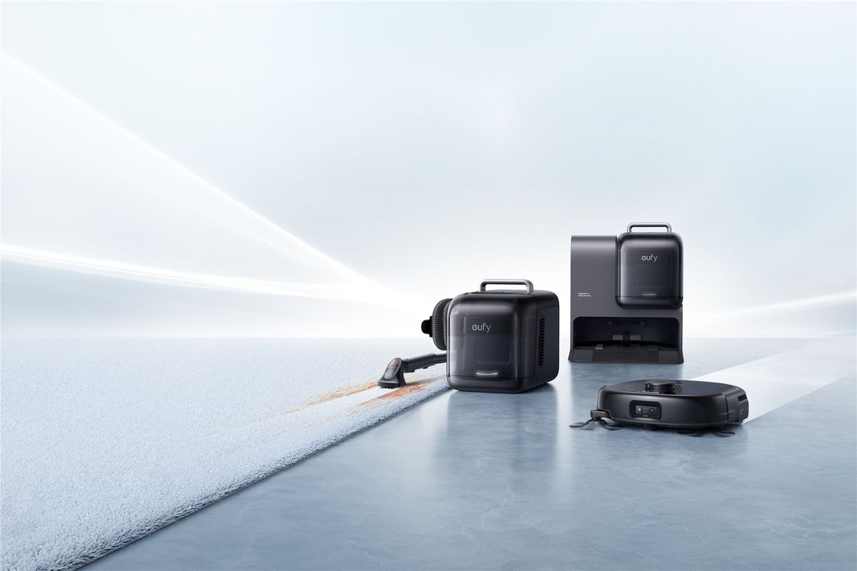 Das eufy Omni E28 System mit schwarzem Saugroboter, Station und abgenommenem Tiefenreiniger, der einen Fleck aus einem hellen Teppich saugt.