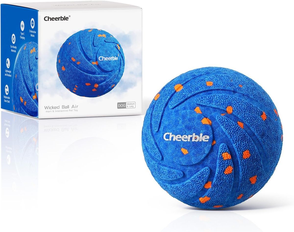 Blauer Cheerble Wicked Ball Air mit orangefarbenen Sprenkeln vor seiner Verpackung.
